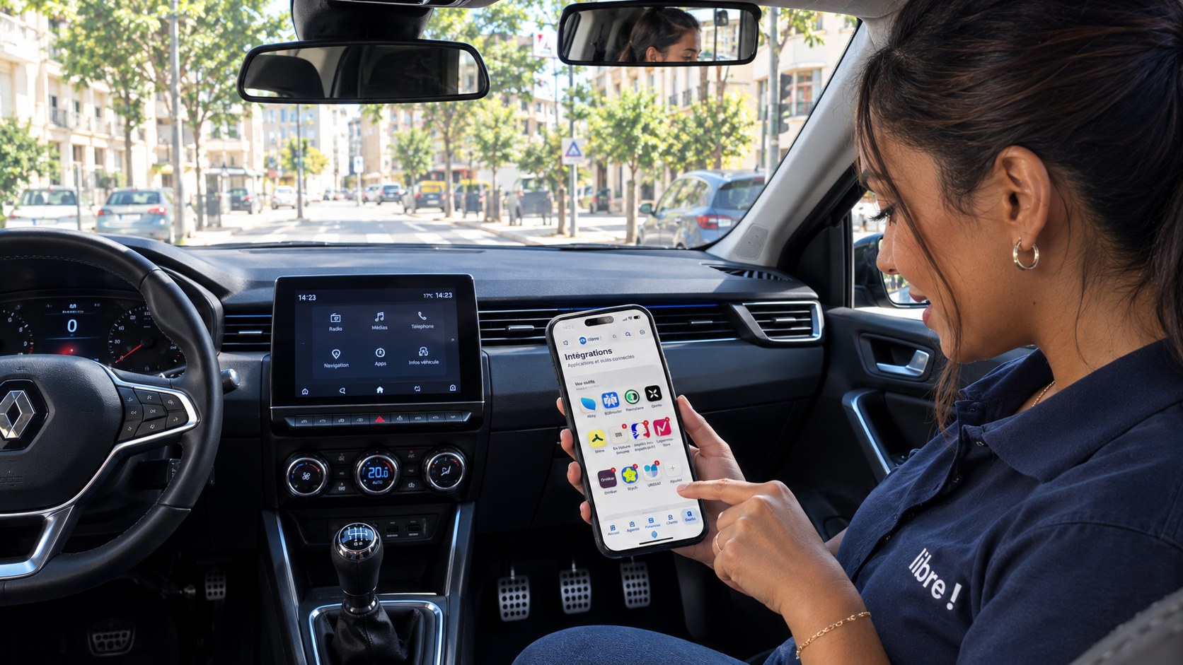 Une enseignante de la conduite fait défiler l'écran Intégrations de libre ! sur son téléphone, à l'arrêt dans sa voiture.