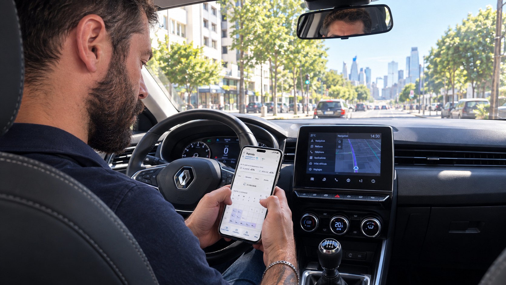Un enseignant de la conduite consulte l'agenda de libre ! sur son téléphone, à l'arrêt au volant, pendant une pause.